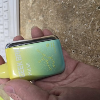 Geek Bar Pulse 15000 with led screen