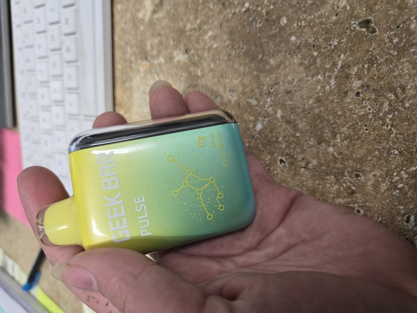 Geek Bar Pulse 15000 with led screen